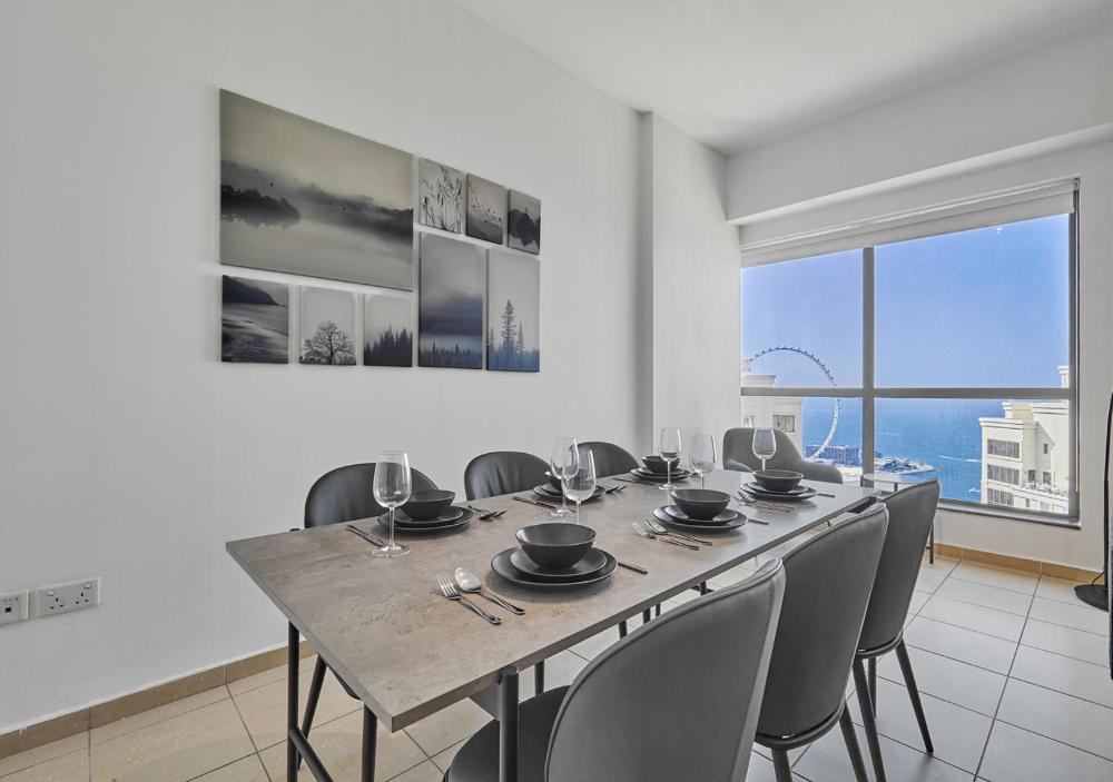 First Class Apartments in Heart of JBR, Steps to the Beach - 121 Living