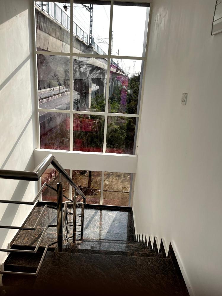 Side Image 1