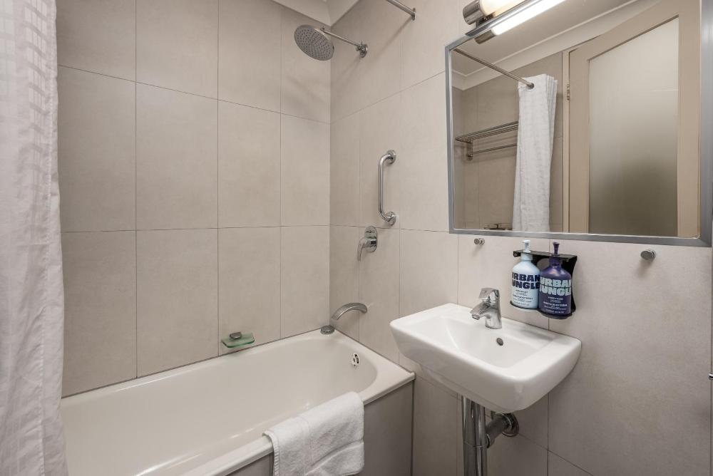 Room image 4