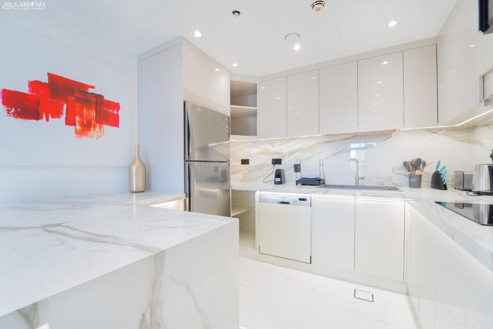 JBR Amwaj 4 , Upgraded Sea and Ain Dubai Views, 2m walk to Beach By Gardenia Suitse