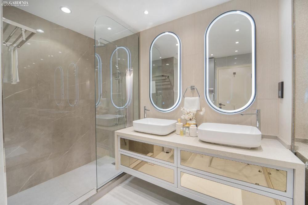 JBR Amwaj 4 , Upgraded Sea and Ain Dubai Views, 2m walk to Beach By Gardenia Suitse