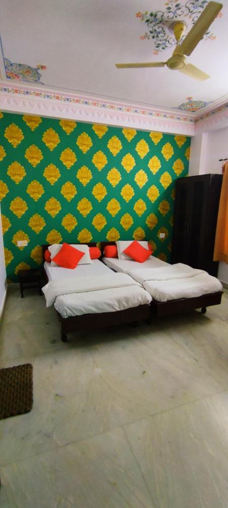 Room image 4