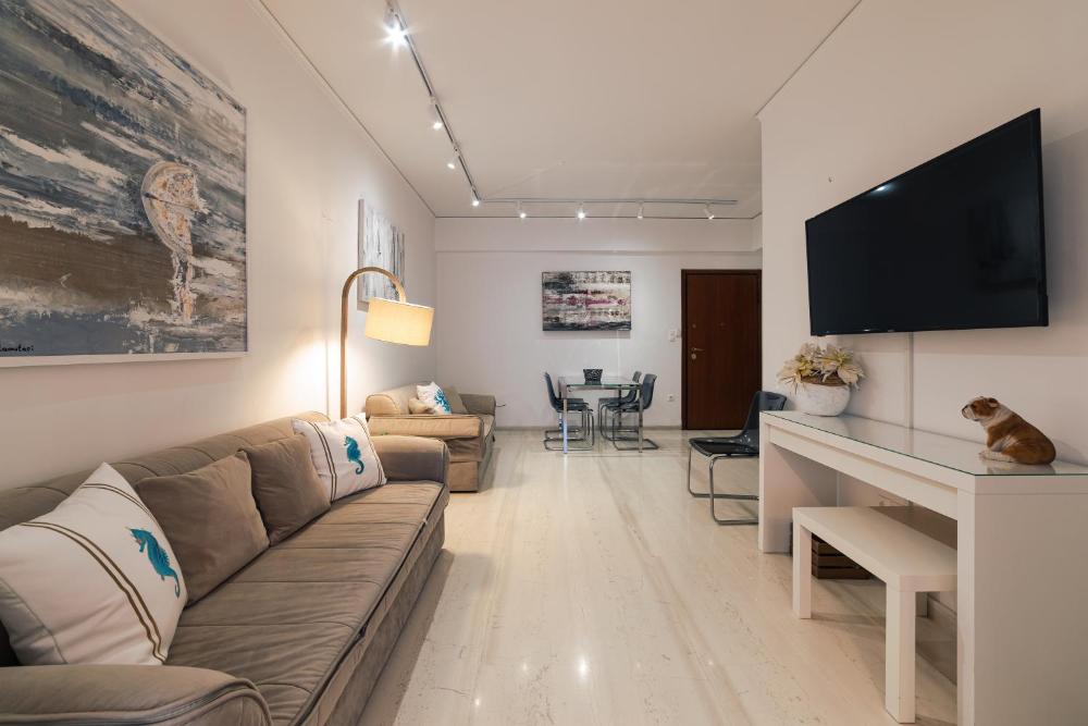 l apartment blanc dans le centre de glyfada