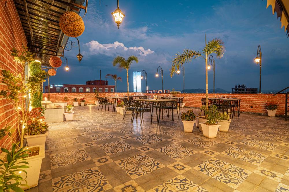 Tripli Hotels White Manor