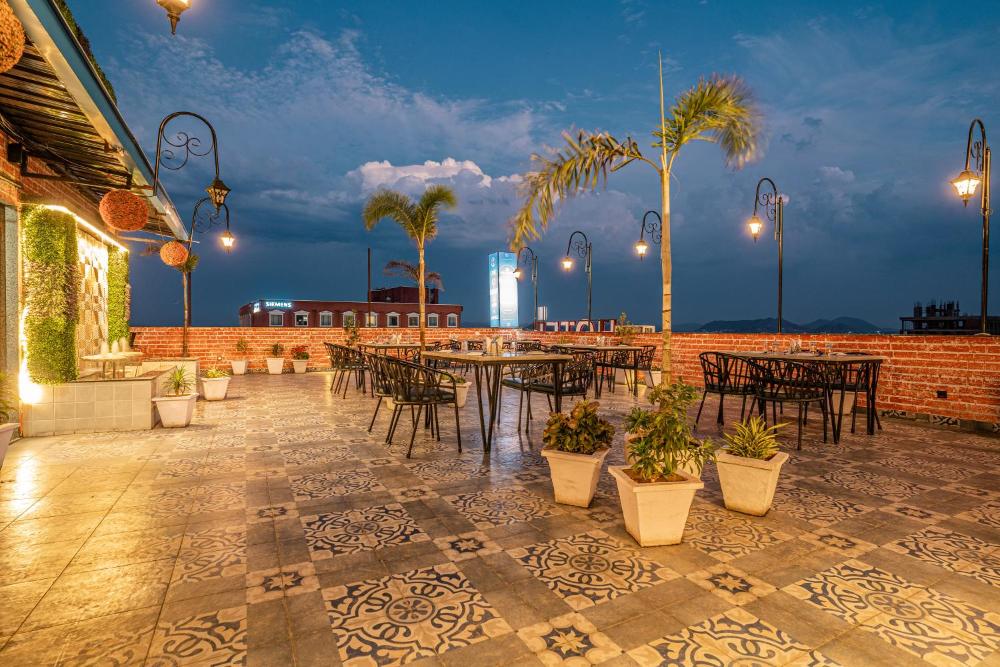 Tripli Hotels White Manor