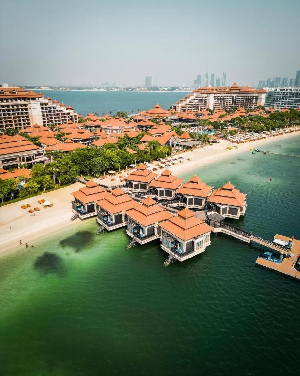 Luxury Holiday Home, Spacious 1 bedroom, Burj Alarab full ocean view, located in Anantara the palm, 