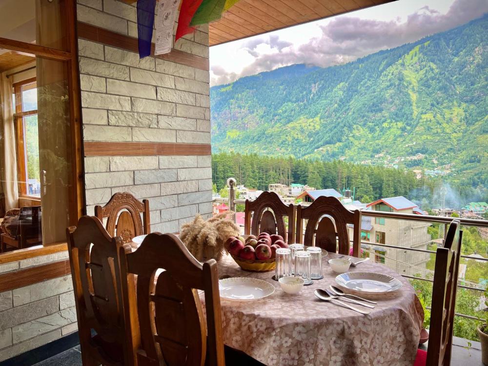 Goroomgo Urban Monk Stays Manali