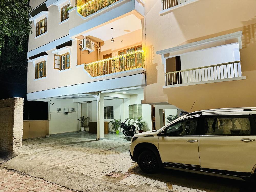 ZoomStay 3BHK Apartments
