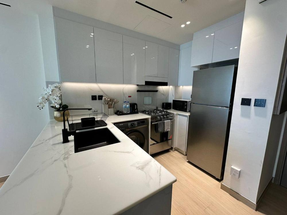 Elegant 1br Escape Jvc Pool & Balcony Access