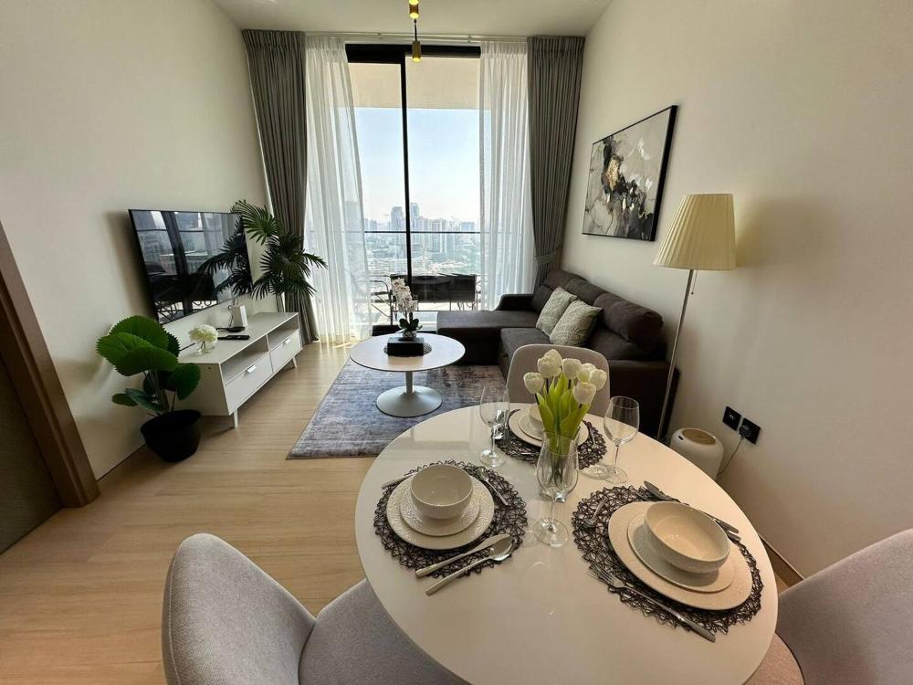 Elegant 1br Escape Jvc Pool & Balcony Access