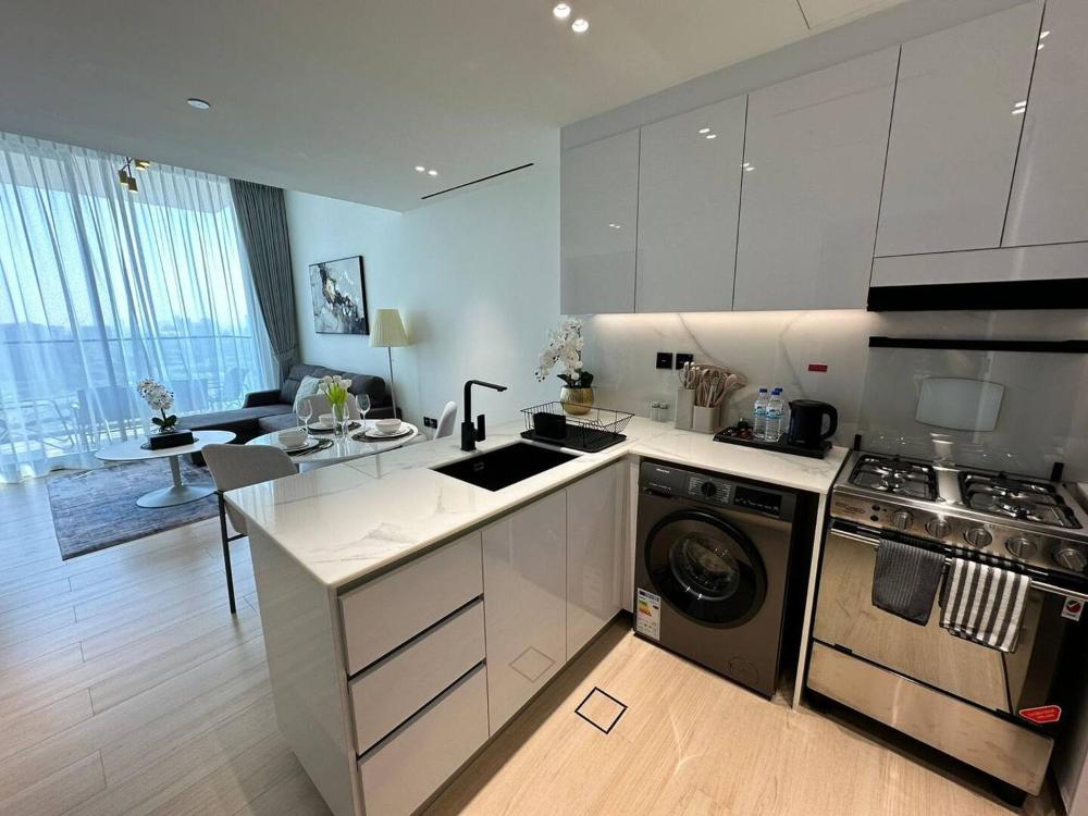Elegant 1br Escape Jvc Pool & Balcony Access