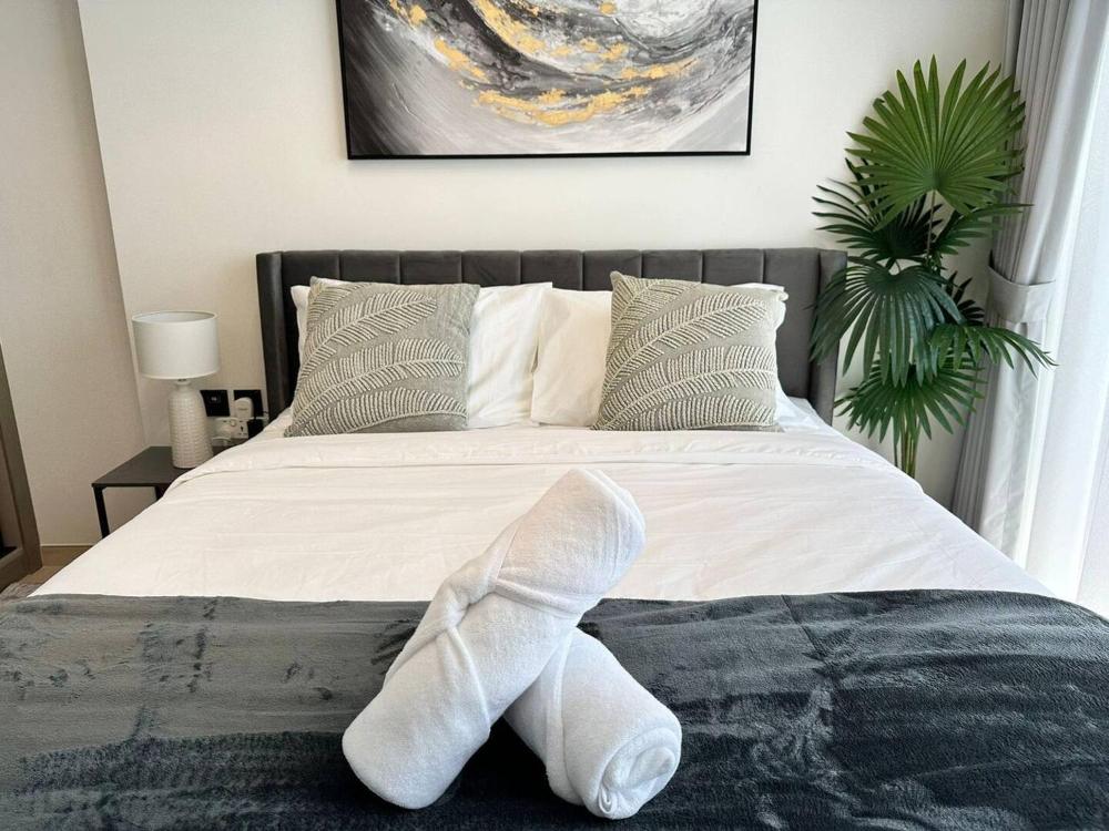 Elegant 1br Escape Jvc Pool & Balcony Access