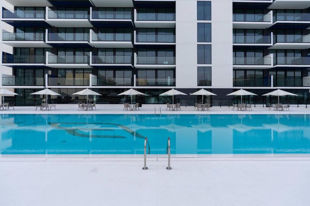 Elegant 1br Escape Jvc Pool & Balcony Access