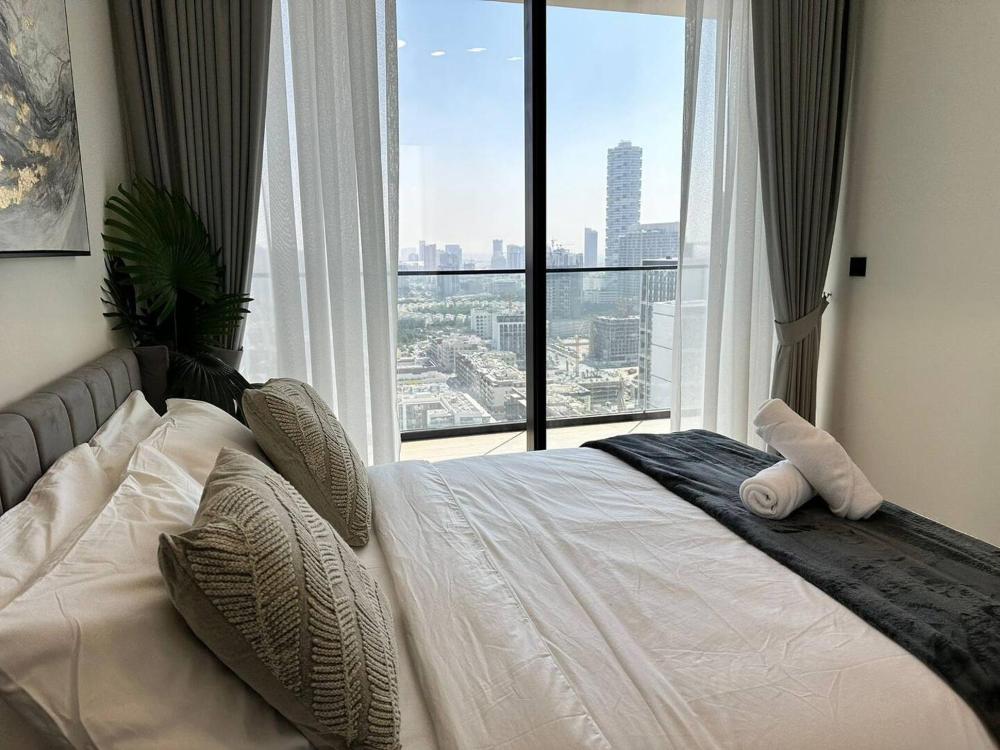 Elegant 1br Escape Jvc Pool & Balcony Access