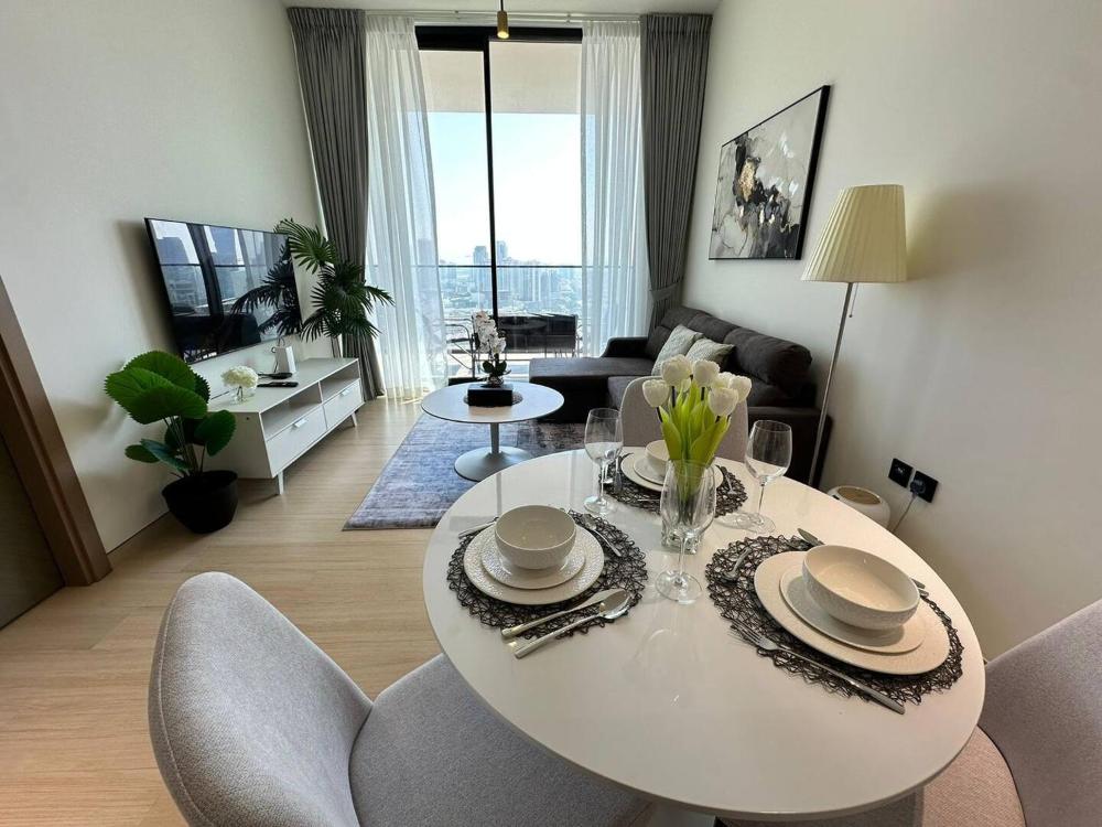 Elegant 1br Escape Jvc Pool & Balcony Access