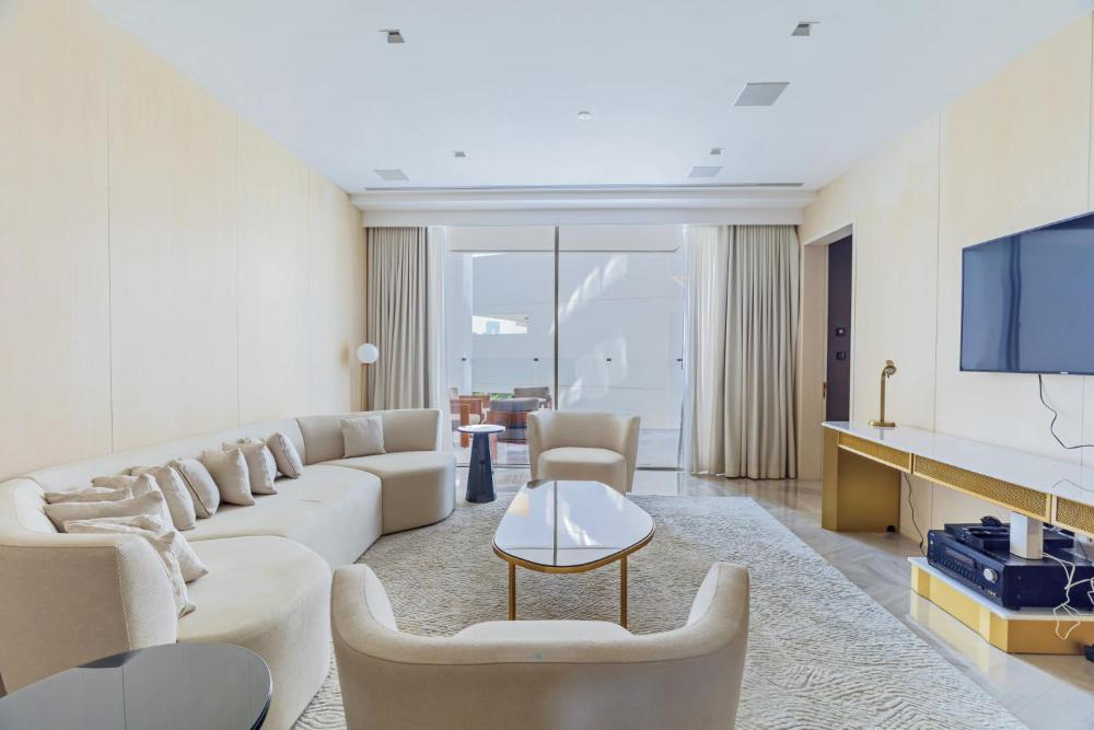 Luxury 3BDR Apartment, Pool & Beach Access
