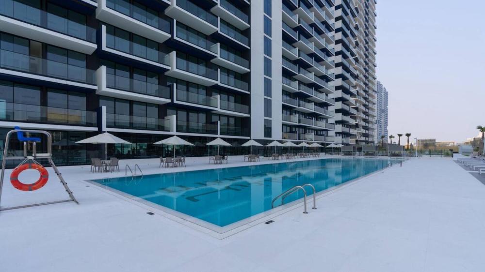 Elegant 1br Escape Jvc Pool & Balcony Access