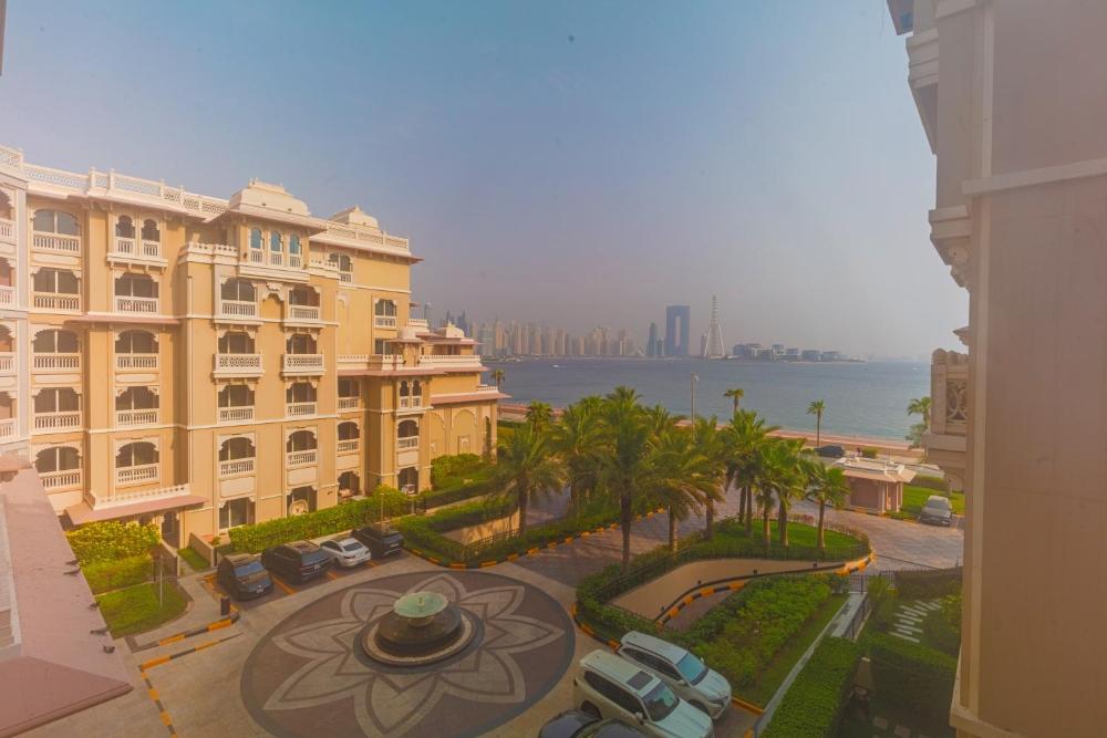 Spacious 2-bedroom beachfront apartment with pool