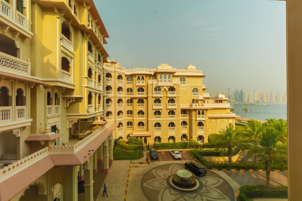 Spacious 2-bedroom beachfront apartment with pool