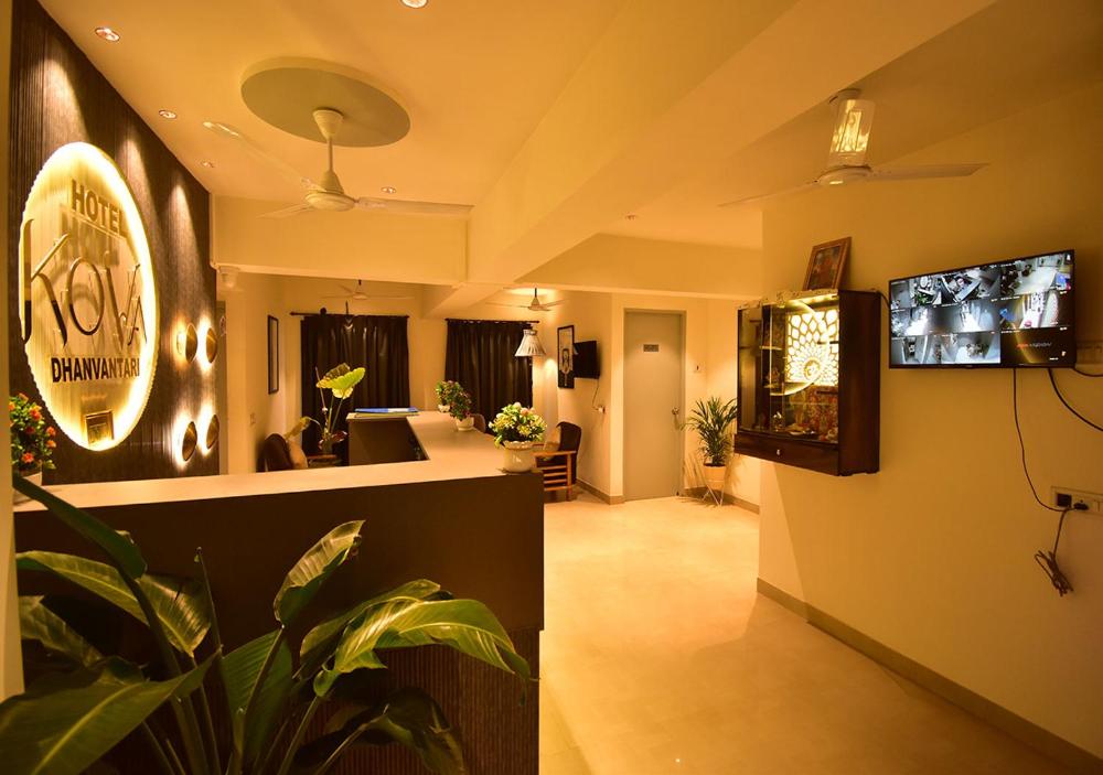 Hotel Aura Near Kokilaben Dhirubhai Ambani Hospital Mumbai