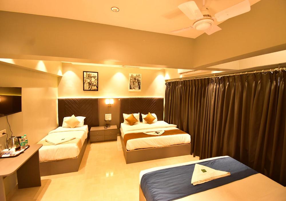 Hotel Aura Near Kokilaben Dhirubhai Ambani Hospital Mumbai
