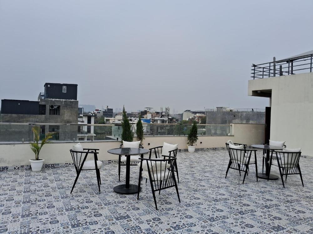 EMERALD SUITES