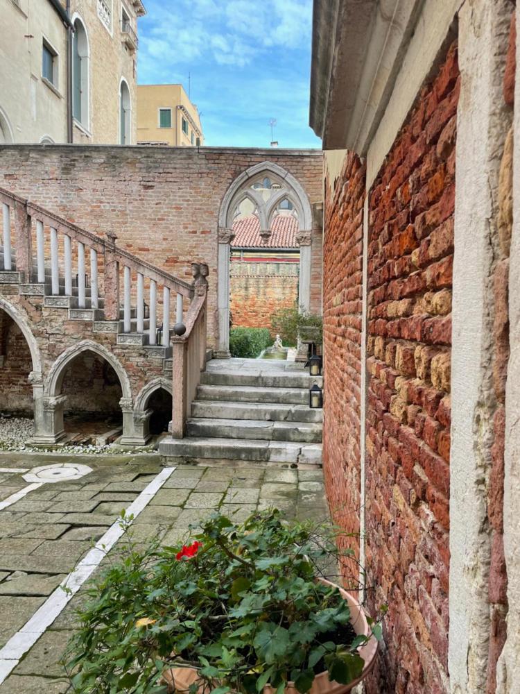 palazzo contarini della porta di ferro hotel