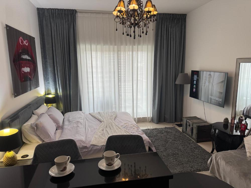 Big studio, Dubai SportCity, parking included