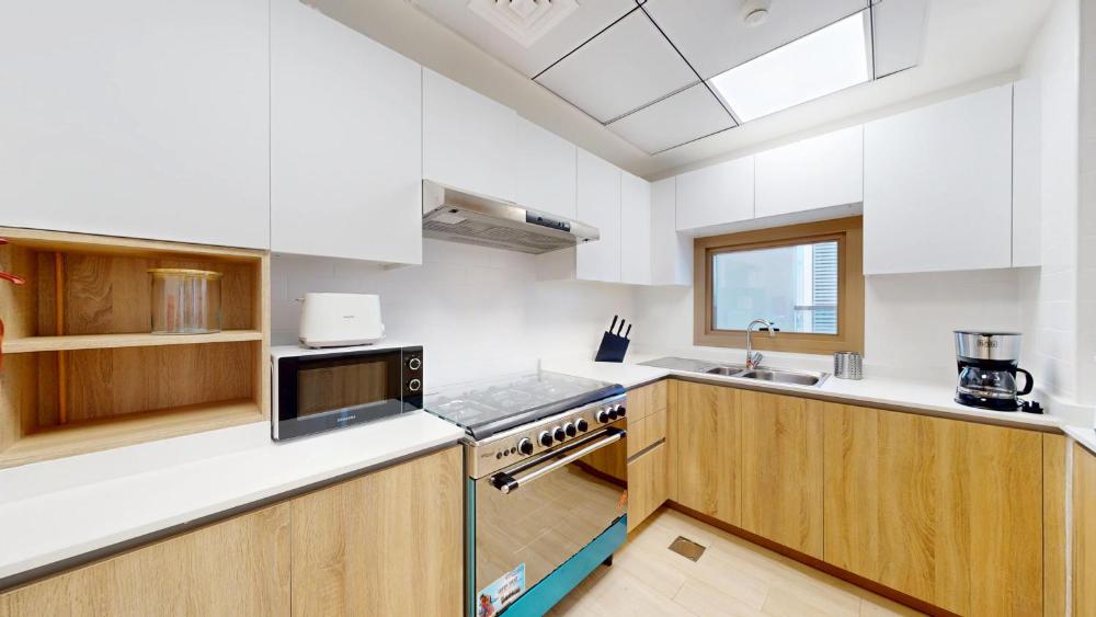 Scenic Canal View Homes - 8 mins to Dubai Mall - Pool & Gym Access
