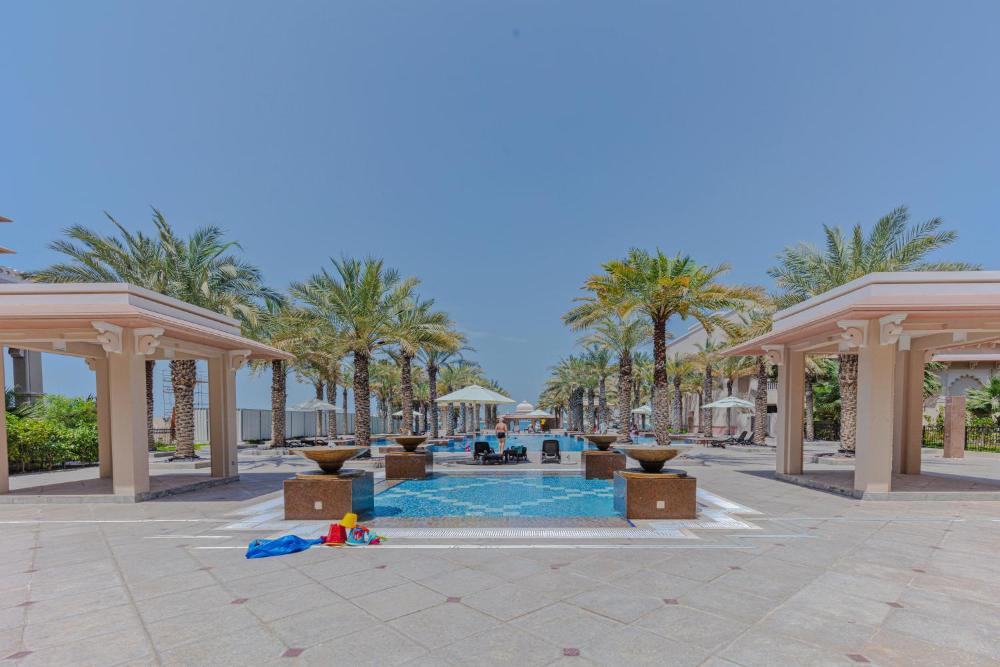 Fully-equppied studio with private beach and pool