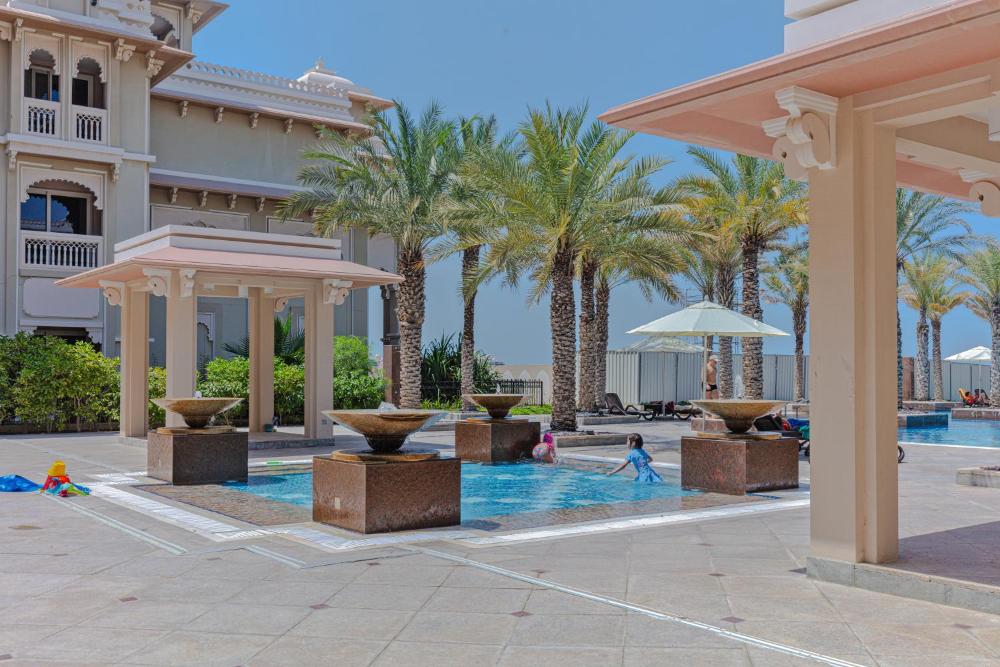 Fully-equppied studio with private beach and pool