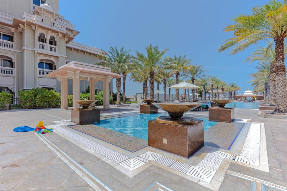 Fully-equppied studio with private beach and pool
