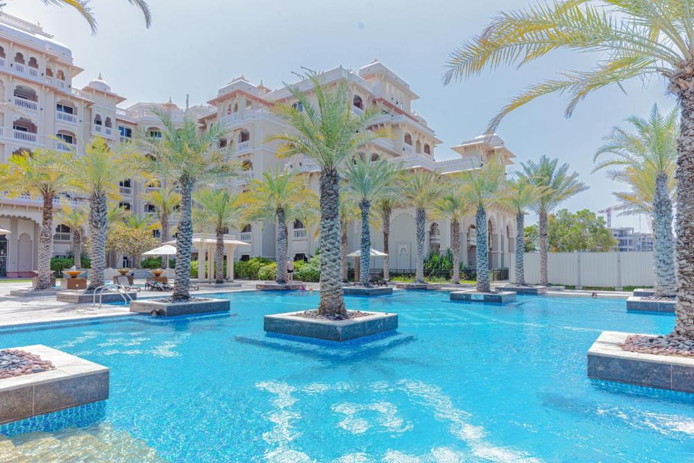 Fully-equppied studio with private beach and pool