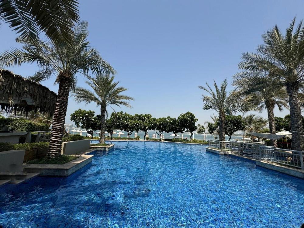 Bright 2 Bedroom Apartment, Beach & Pool Access