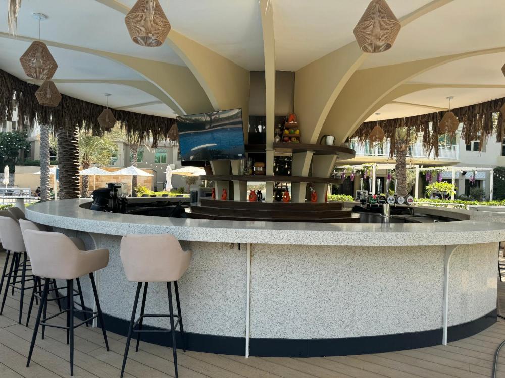 Bright 2 Bedroom Apartment, Beach & Pool Access