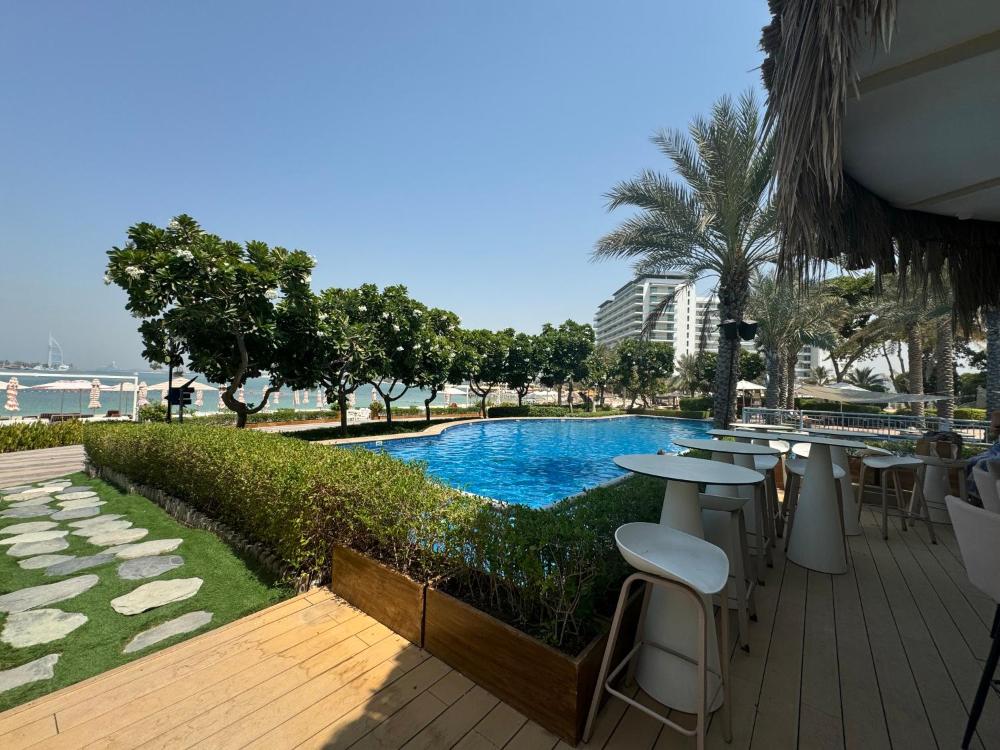 Bright 2 Bedroom Apartment, Beach & Pool Access