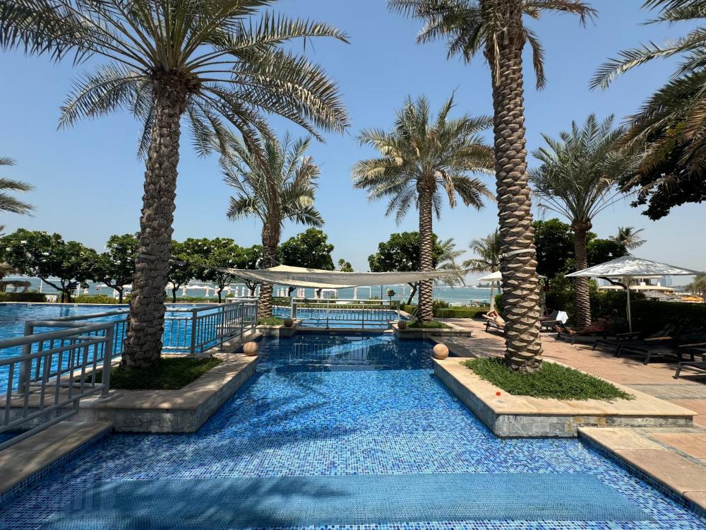 Bright 2 Bedroom Apartment, Beach & Pool Access