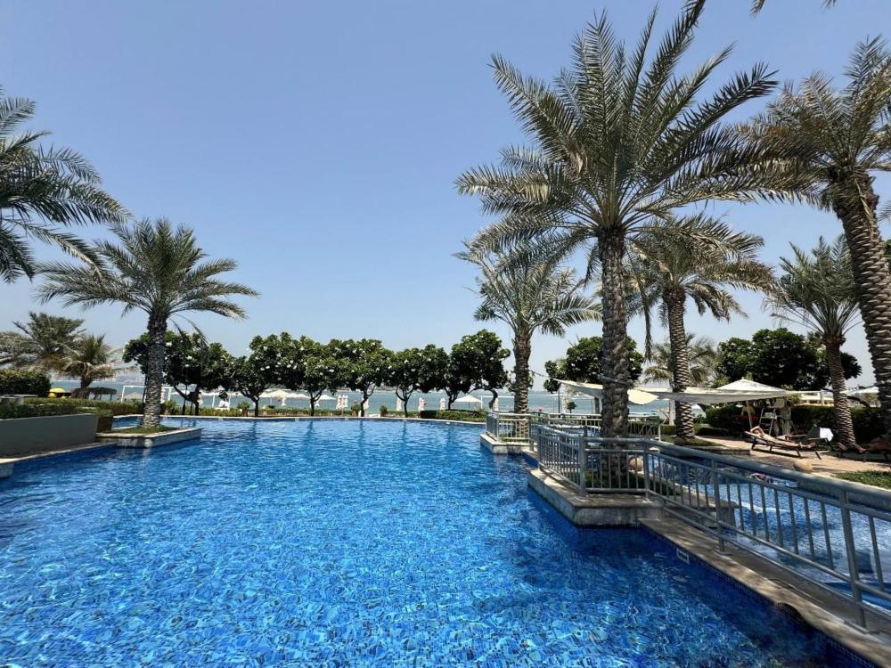 Bright 2 Bedroom Apartment, Beach & Pool Access