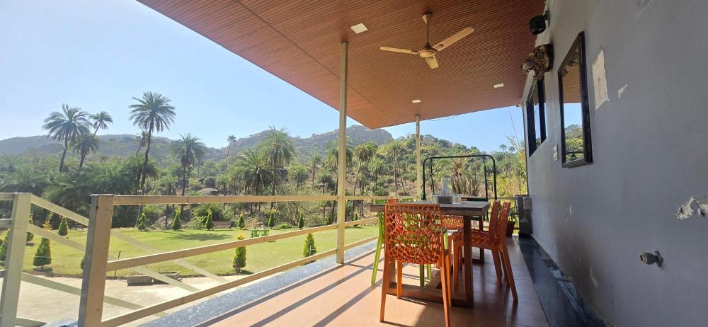 Palm valley farmhouse 