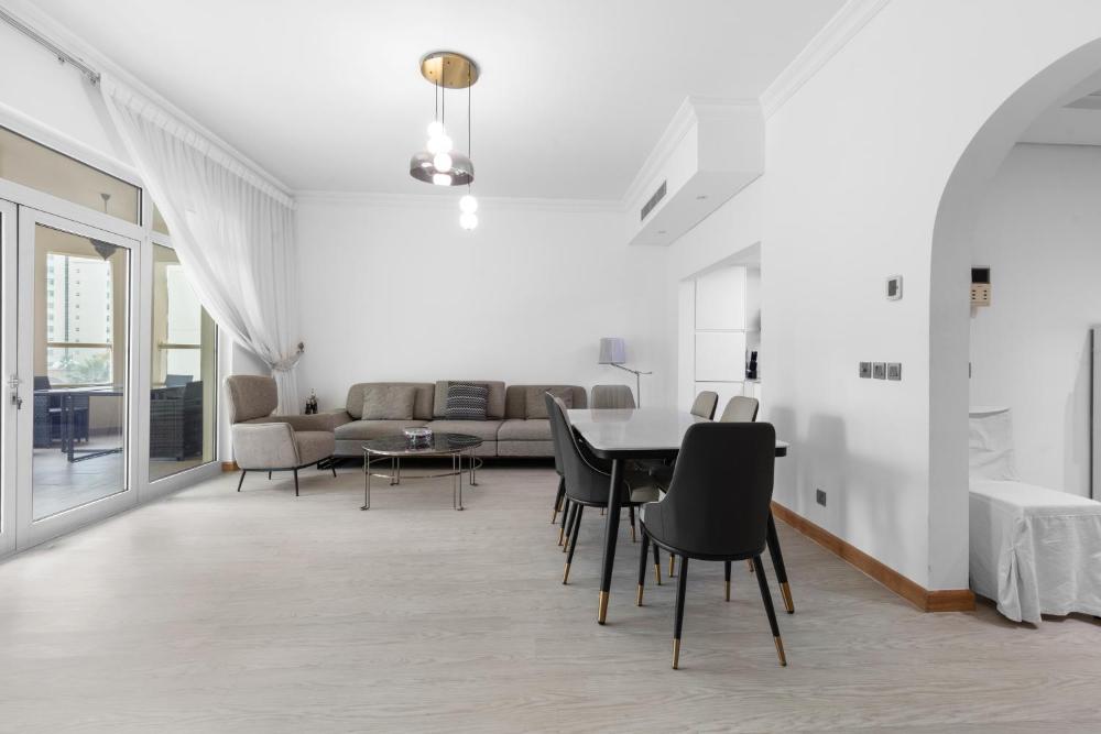 Bright 2 Bedroom Apartment, Beach & Pool Access