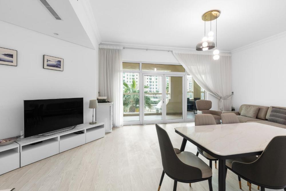 Bright 2 Bedroom Apartment, Beach & Pool Access