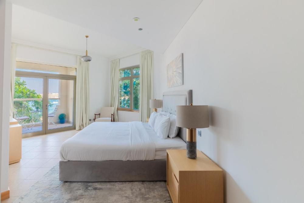 Bright 2 Bedroom Apartment, Beach & Pool Access