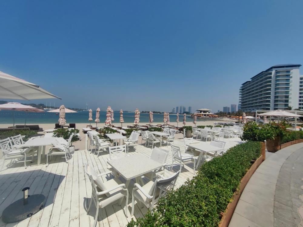 Bright 2 Bedroom Apartment, Beach & Pool Access