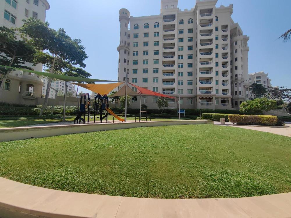 Bright 2 Bedroom Apartment, Beach & Pool Access