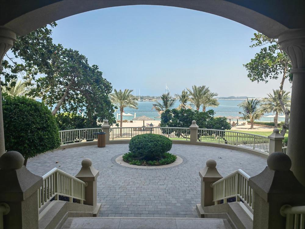 Bright 2 Bedroom Apartment, Beach & Pool Access