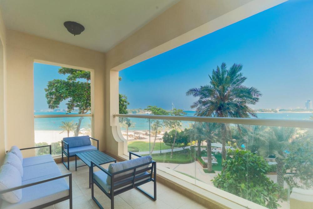 Bright 2 Bedroom Apartment, Beach & Pool Access