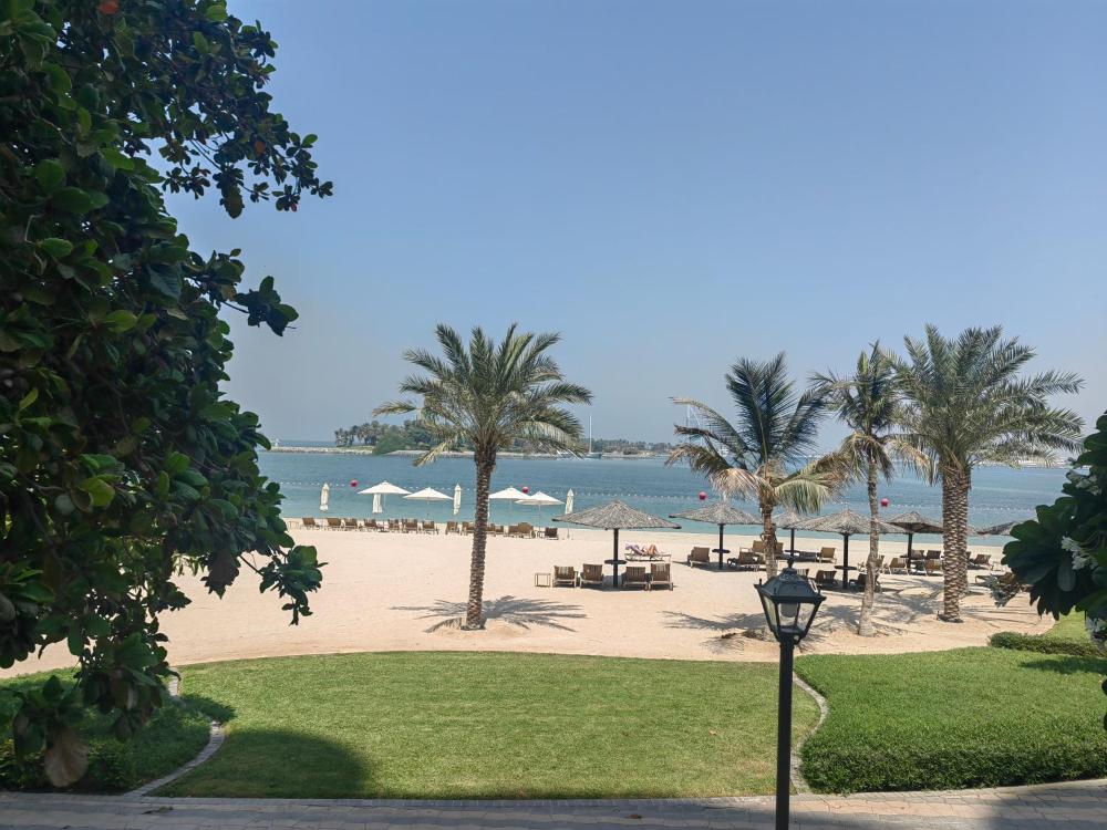 Bright 2 Bedroom Apartment, Beach & Pool Access