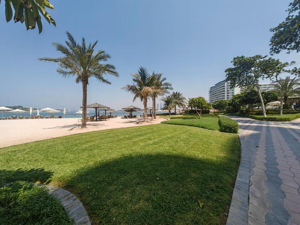 Bright 2 Bedroom Apartment, Beach & Pool Access