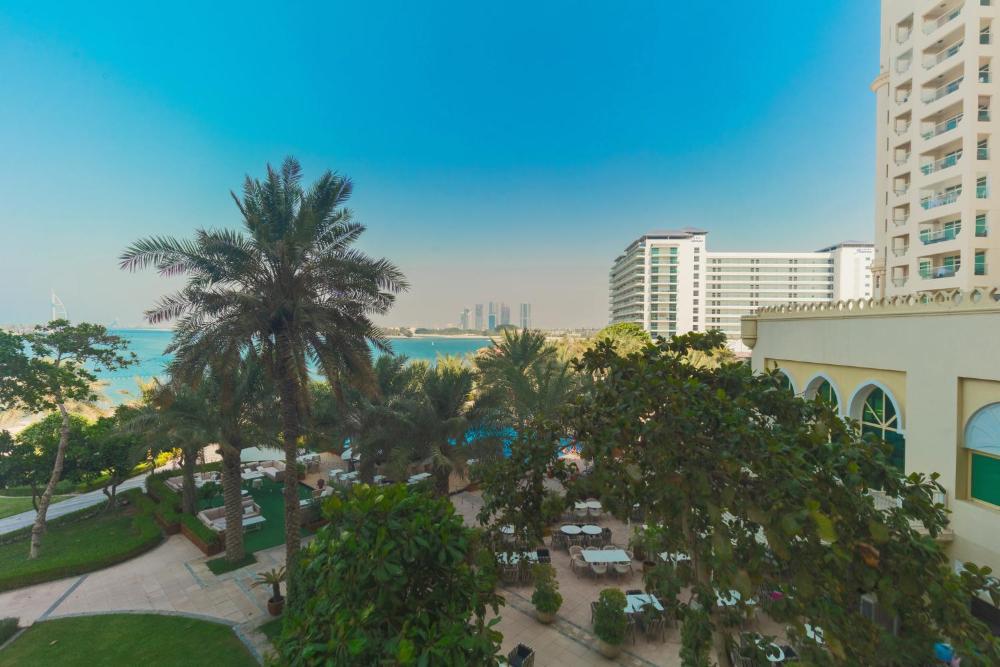 Bright 2 Bedroom Apartment, Beach & Pool Access
