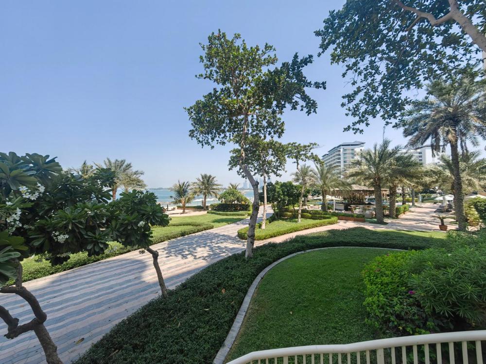 Bright 2 Bedroom Apartment, Beach & Pool Access